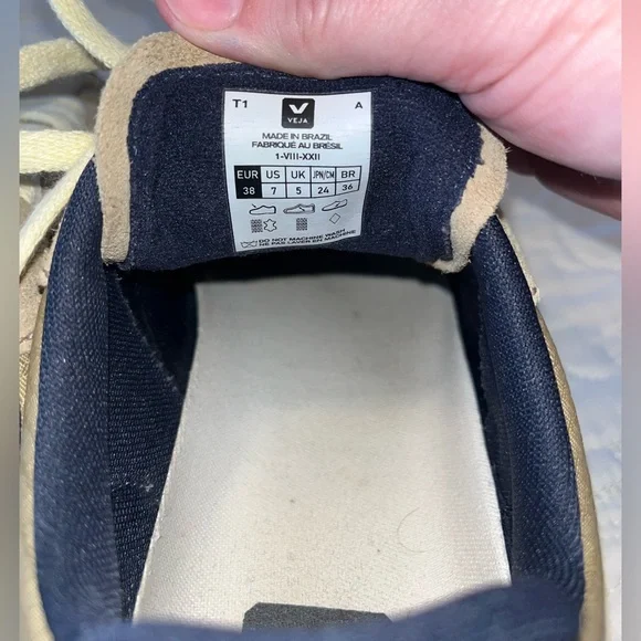 Rarely Worn Veja Women’s V-10 Casual Street Sneaker in Beige/Black Size 7 - Picture 6 of 6